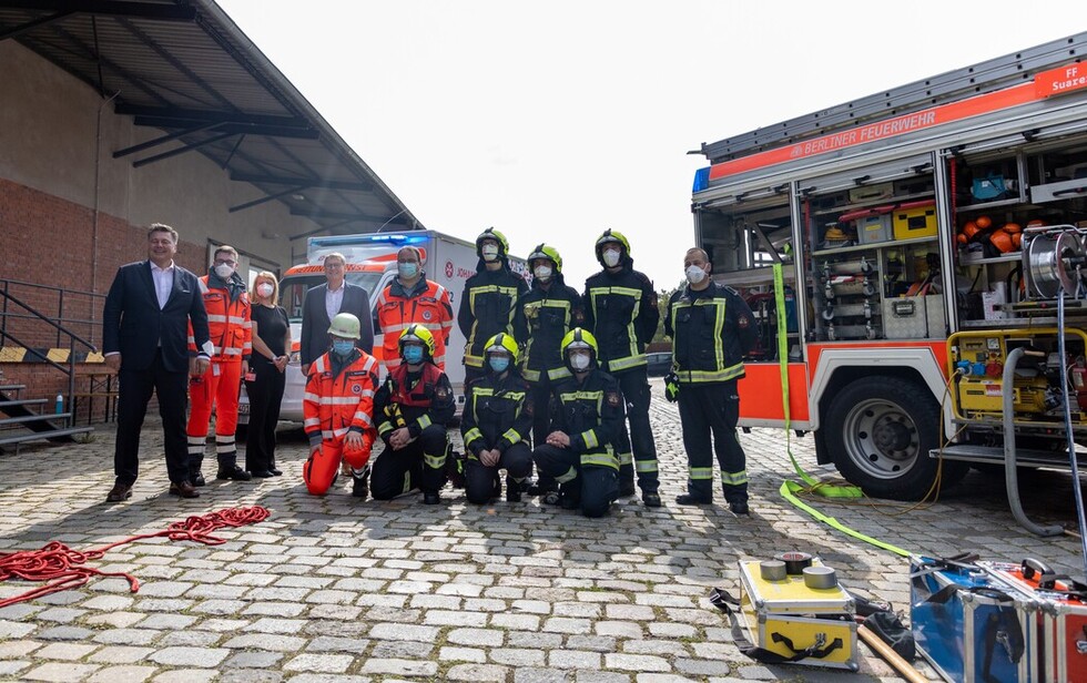 Andreas Geisel im Gruppenfoto mit den Kameradinnen und Kameraden der FF Suarez und den Kolleginnen und Kollegen der Johanniter-Unfall-Hilfe