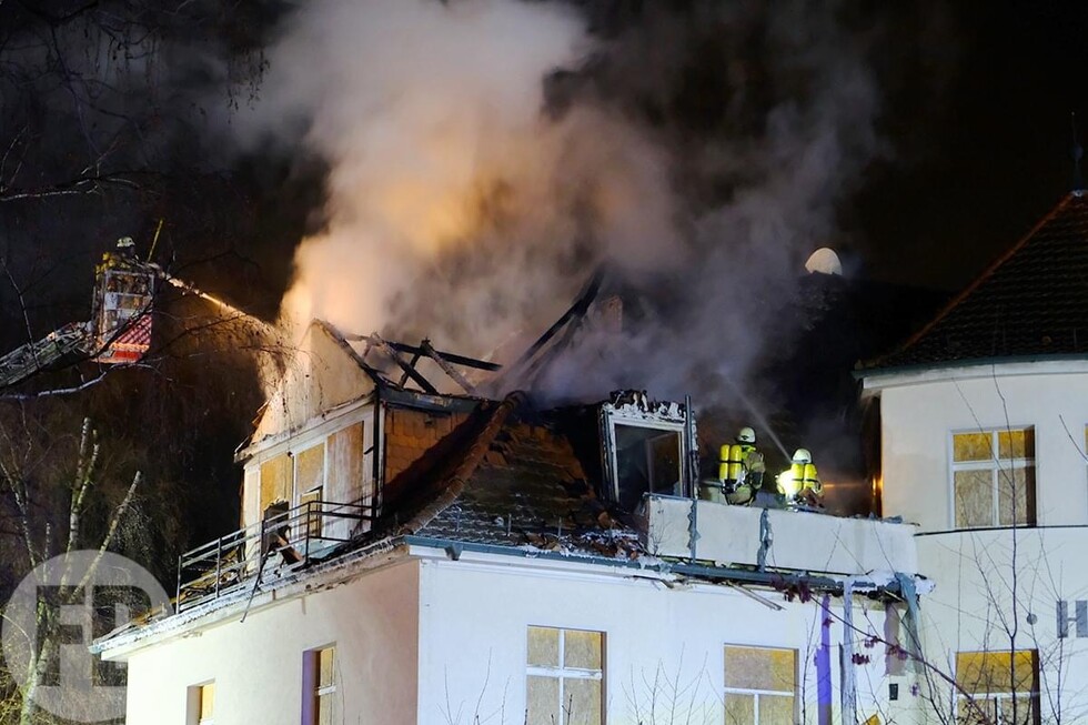 Löschangriff über die Drehleiter sowie vom Balkon aus