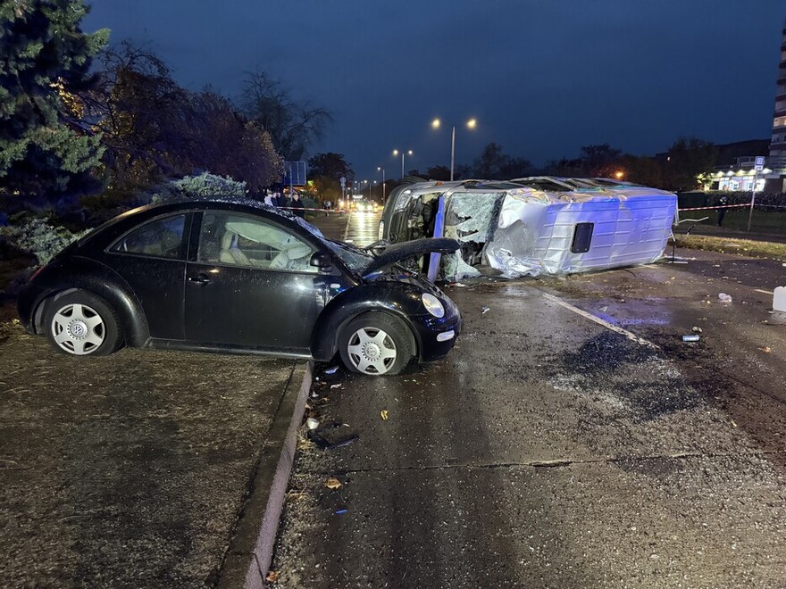 Verunfallter PKW nach Zusammenstoß mit Transporter