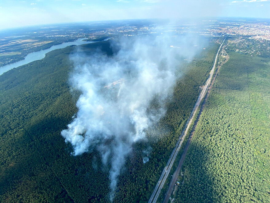 Luftaufnahme der Einsatzstelle. Rechts davon die AVUS, im Hintergrund die Havel. 