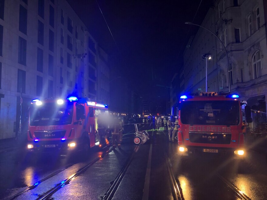 Einsatzkräfte stellen den Brandschutz sicher