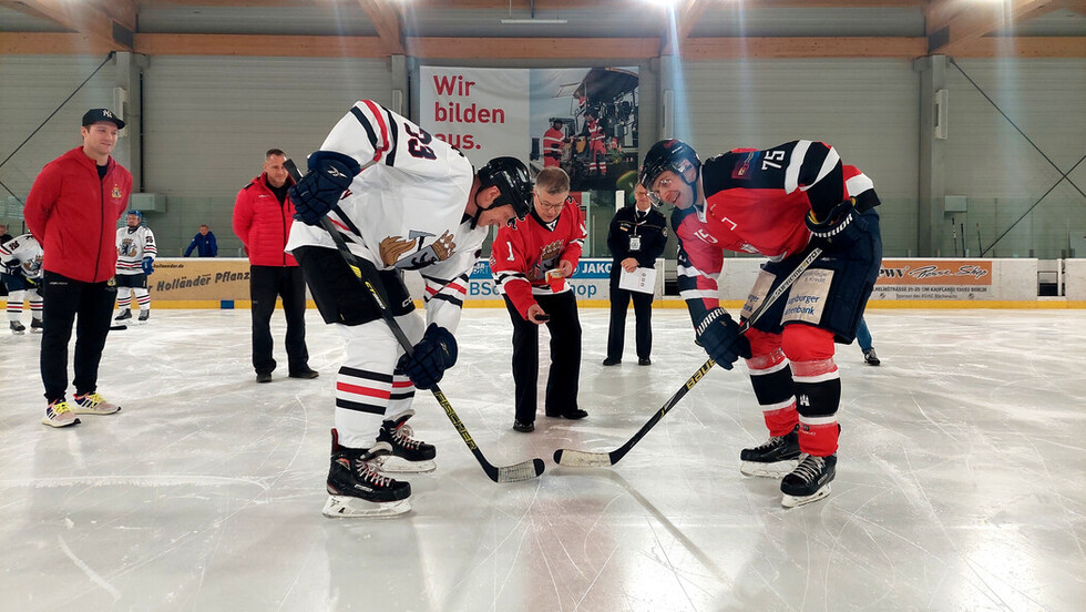 LBD Dr. Homrighausen wirft den ersten Puck ein.  