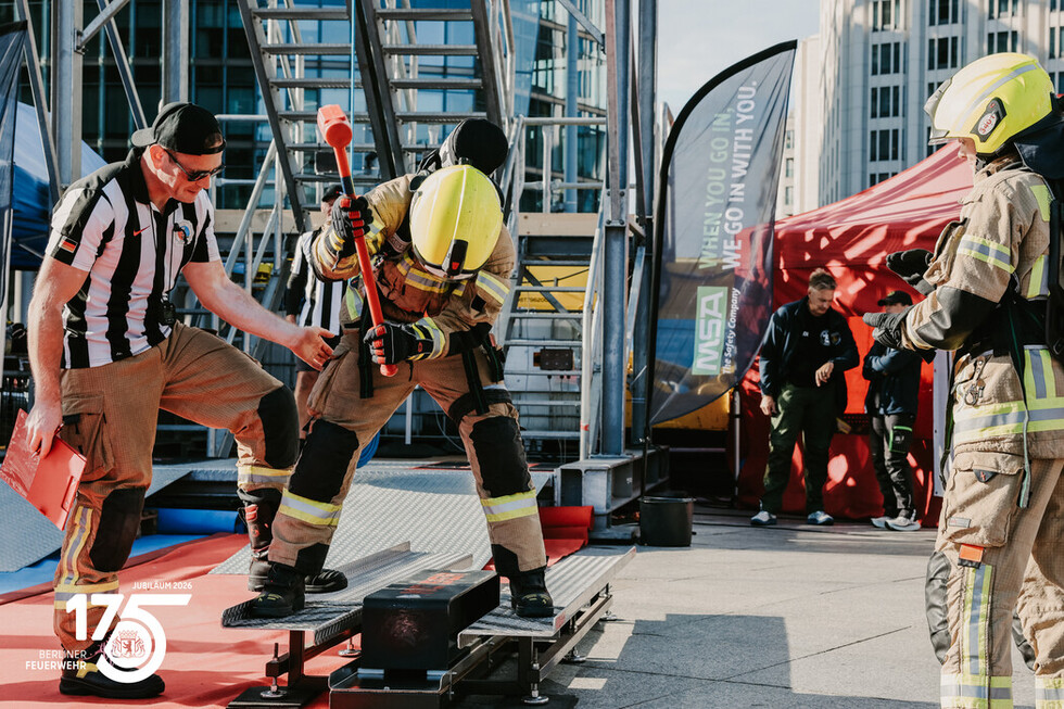 Wettkampfteilnehmer beim Hammerschlagen.