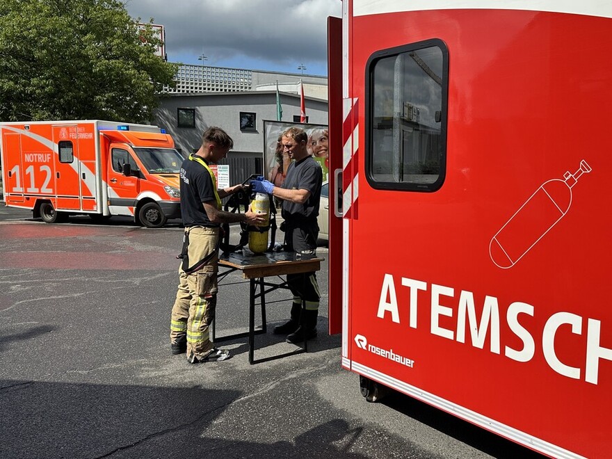 Tausch von Atemschutzgeräten am AB Atemschutz