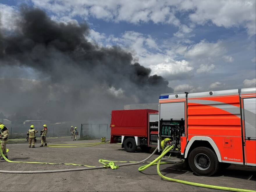 Tanklöschfahrzeug vor dem Brandobjekt