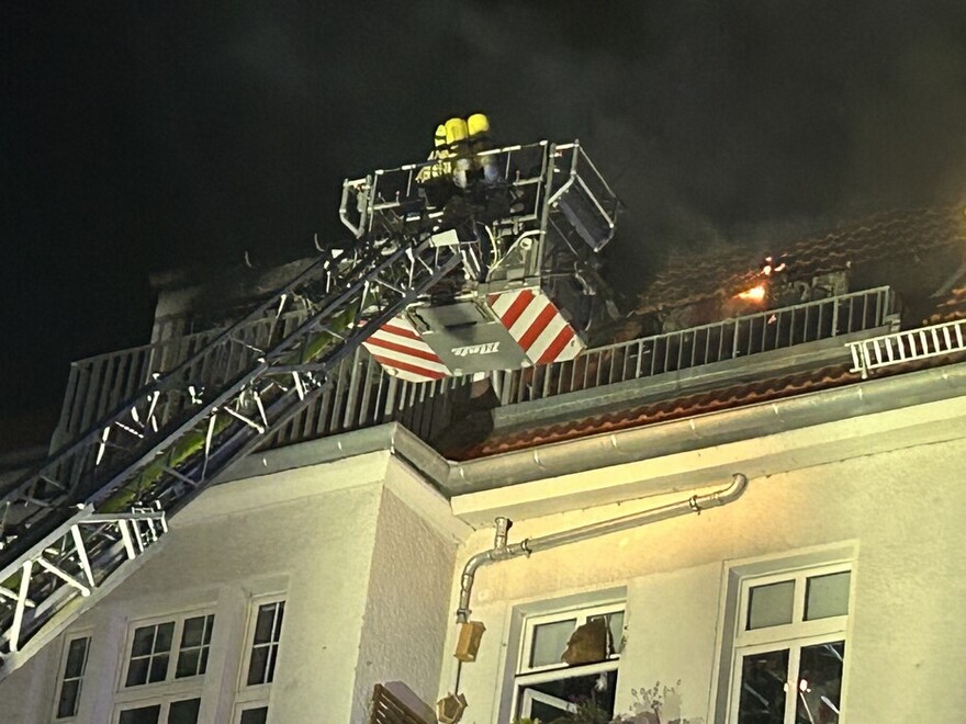 Drehleitereinsatz bei Nachlöscharbeiten