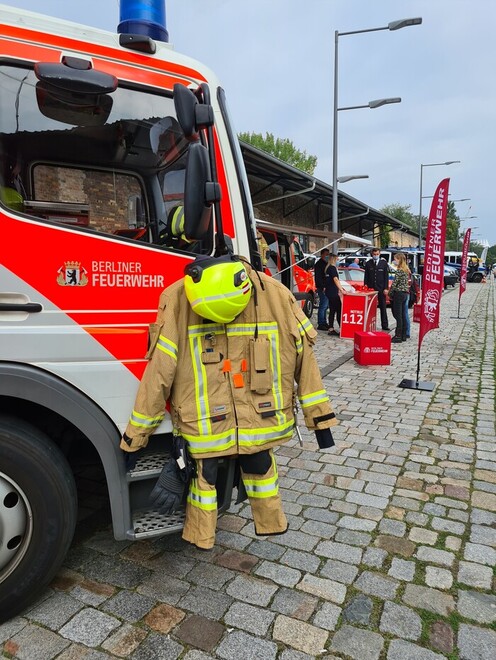 Lösch- und Hilfeleistungsfahrzeug der Freiwilligen Feuerwehr Suarez vor dem Stand der Berliner Feuerwehr.
