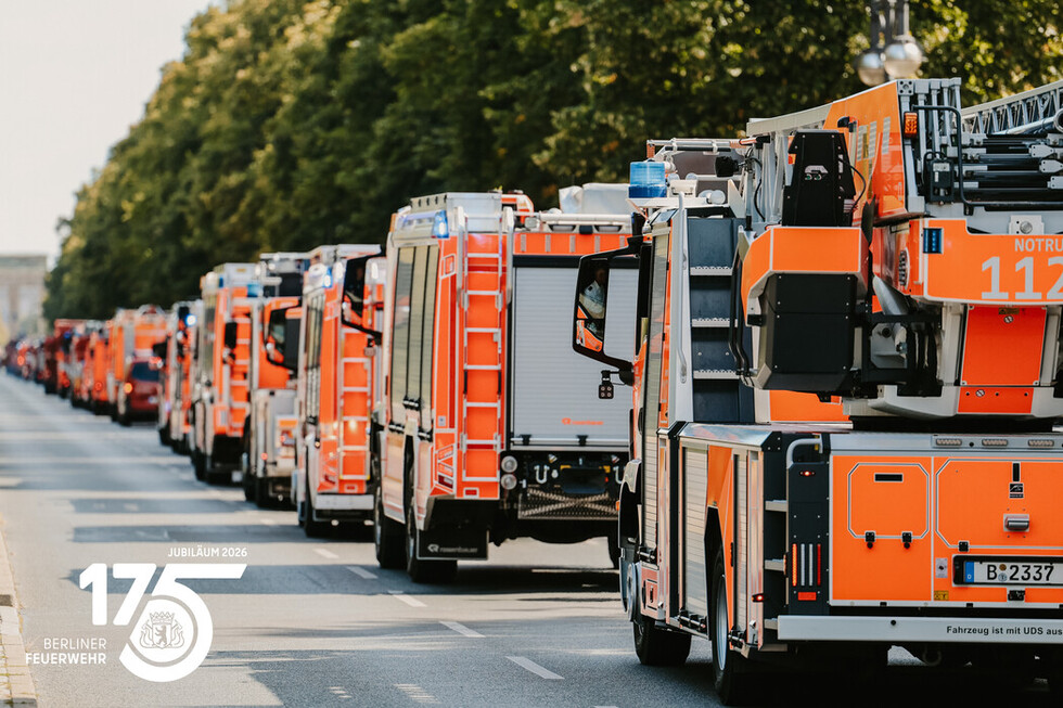 Überragende Ansicht des Fahrzeugkorsos auf dem Weg zum Brandenburger Tor.