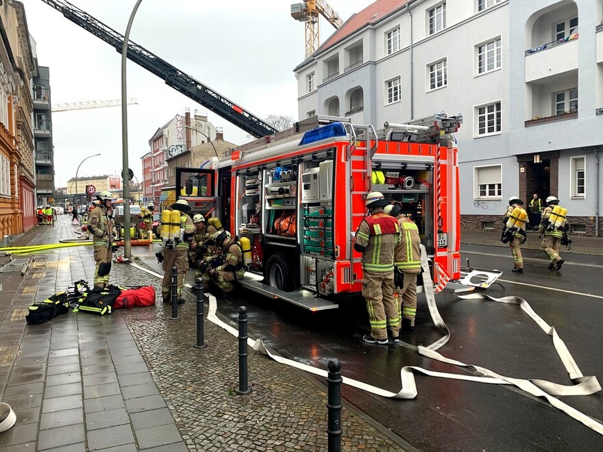 Einsatzkräfte vor der Einsatzstelle