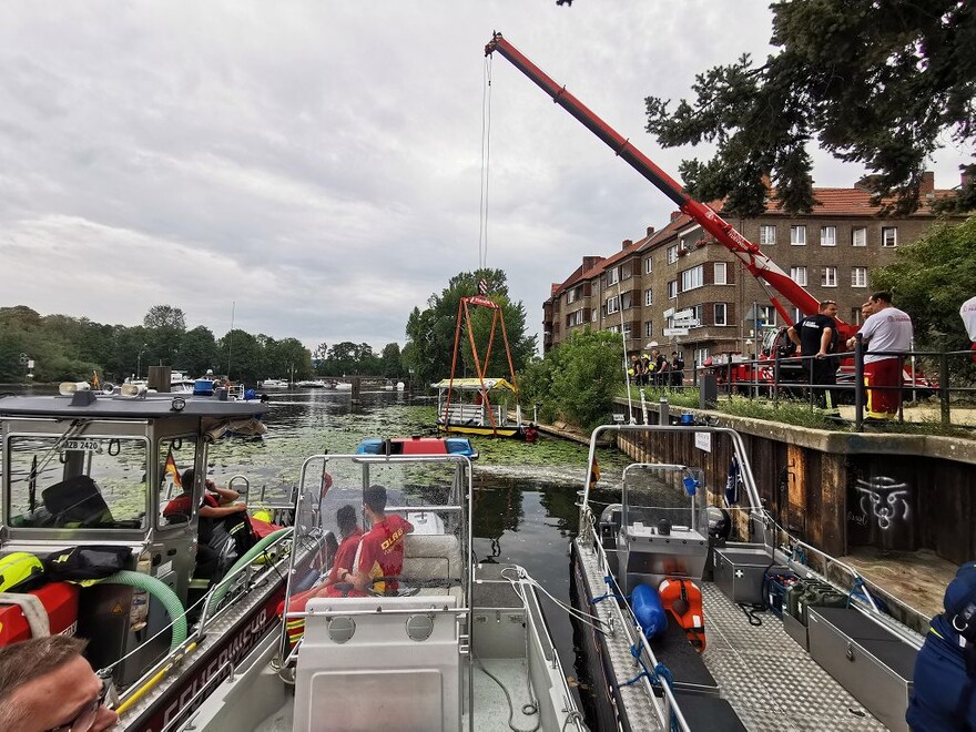 Floßboot wird aus dem Wasser gehoben