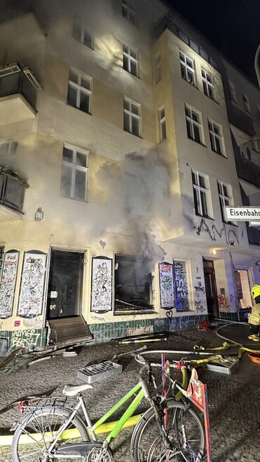 Dichter Rauch zieht aus dem Brandobjekt