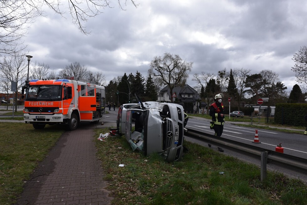 Pkw liegt nach Verkehrsunfall auf der Seite