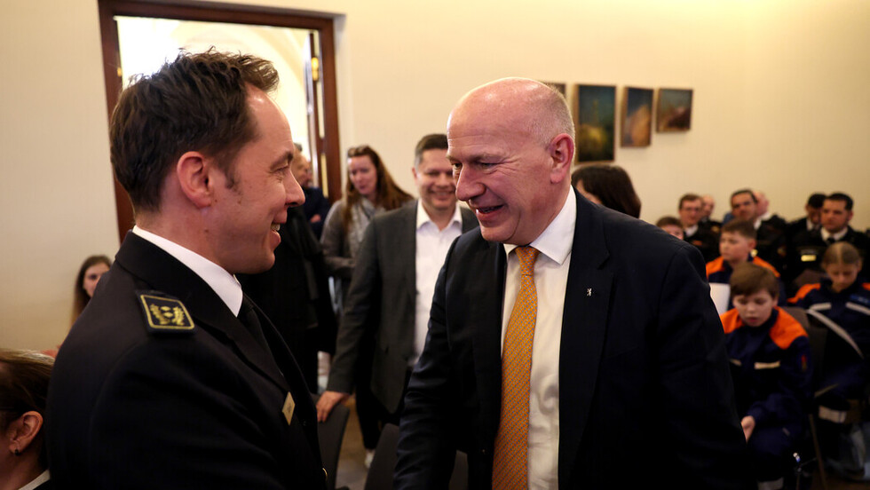 Der ständige Vertreter des Landesbranddirektors, Per Kleist, begrüßt den Regierenden Bürgermeister Kai Wegner