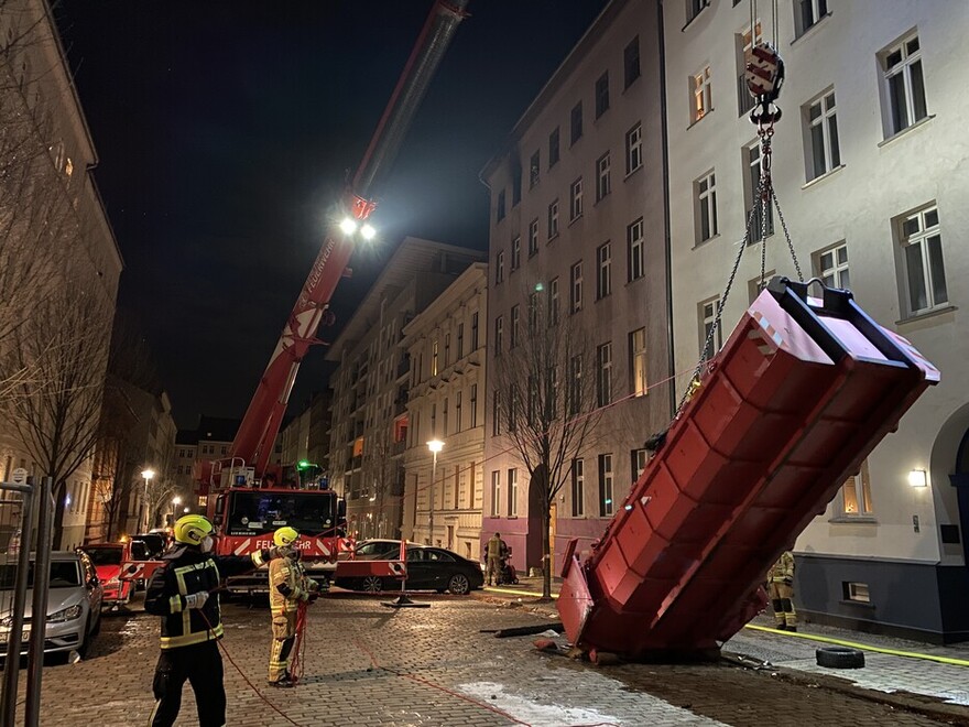 Brandschutt wird abgeladen