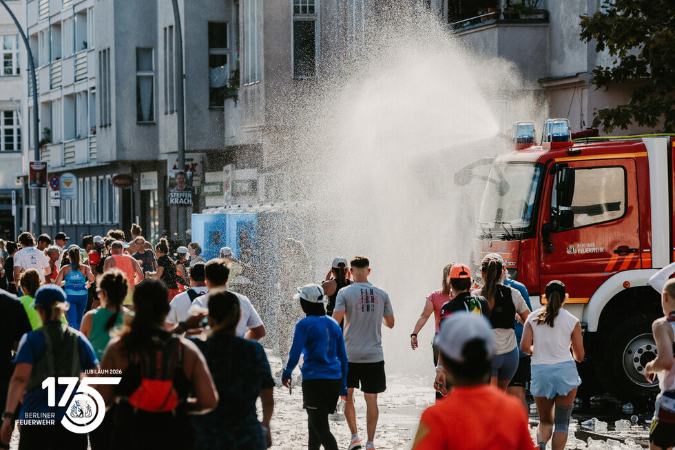 Für eine willkommene Abkühlung sorgten Löschfahrzeuge, die an ausgewählten Punkten der Strecke für Erfrischung bei den Marathonteilnehmenden sorgten.
