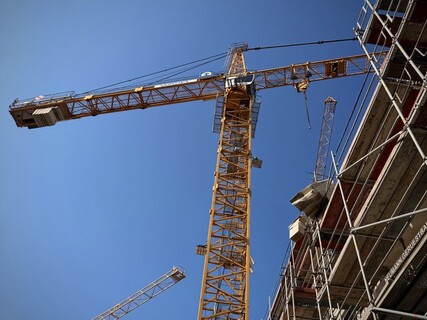 Eine Palette stürzte in die Tiefe, eine weitere drohte abzustürzen.