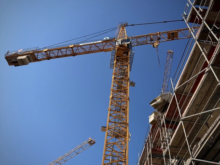 Eine Palette stürzte in die Tiefe, eine weitere drohte abzustürzen.