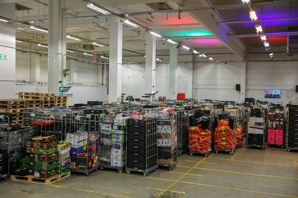 Ein Teil der eingesammelten Lebensmittel im Logistikzentrum der Berliner Tafel e. V. in Moabit. 