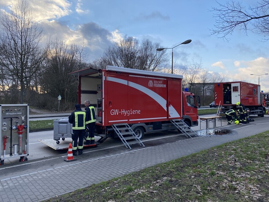 Die Kollegen vom GW Hygiene bereiten alles für die Grobreinigung der Einsatzkräfte vor