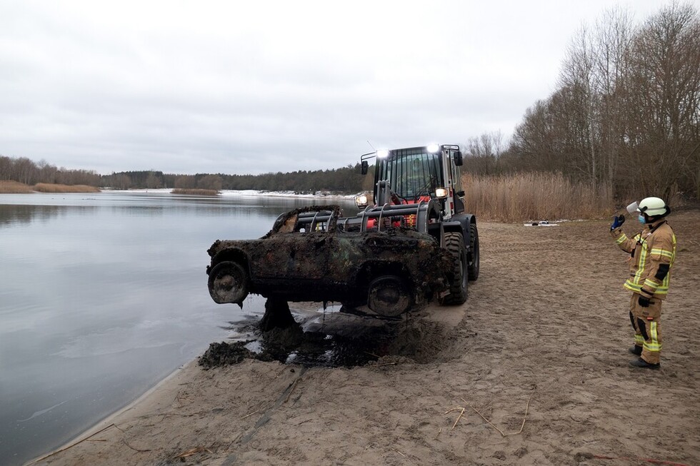 Radlader befördert den geborgenen Pkw zur nächsten Straße.