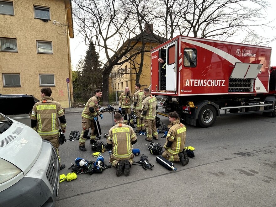 Einsatzkräfte tauschen Atemschutzgeräte
