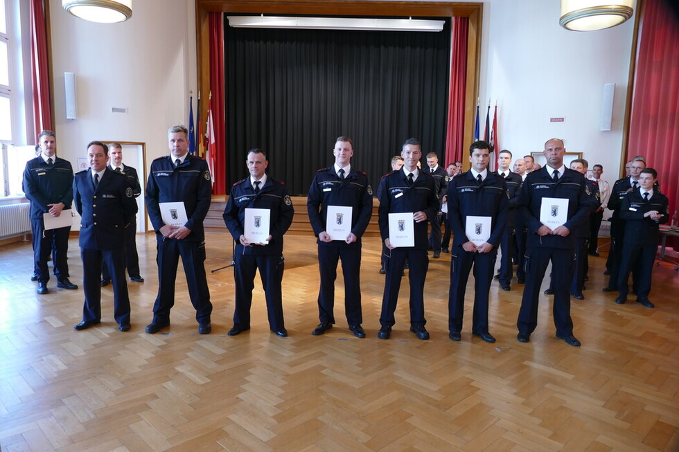 Foto der Beförderten zusammen mit dem Ständigen Vertreter des Landesbranddirektors (kommissarisch) Herrn Per Kleist