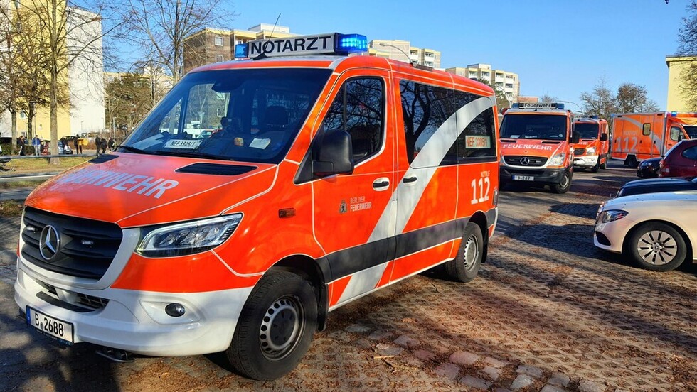 Rettungsdienst- und Führungsfahrzeuge an der Einsatzstelle.