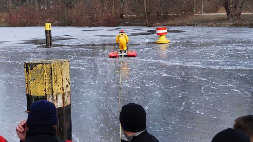 Einsatz des Eisrettungsschlittens.