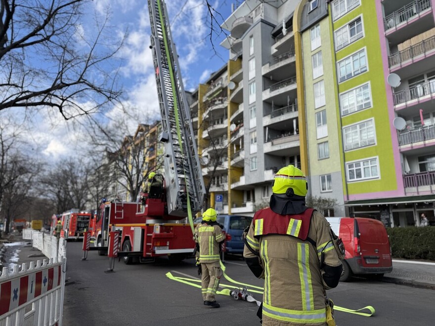 Aufbau der Drehleiter am Brandobjekt
