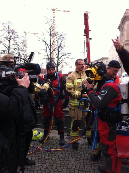 Taucher gehen ins Wasser