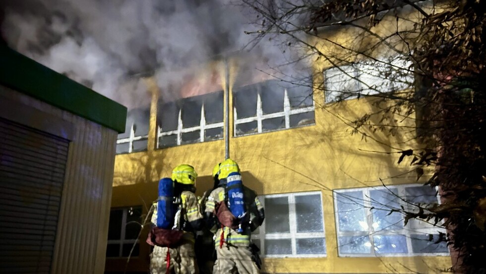 Ein Atemschutztrupp wartet auf seinen Einsatz