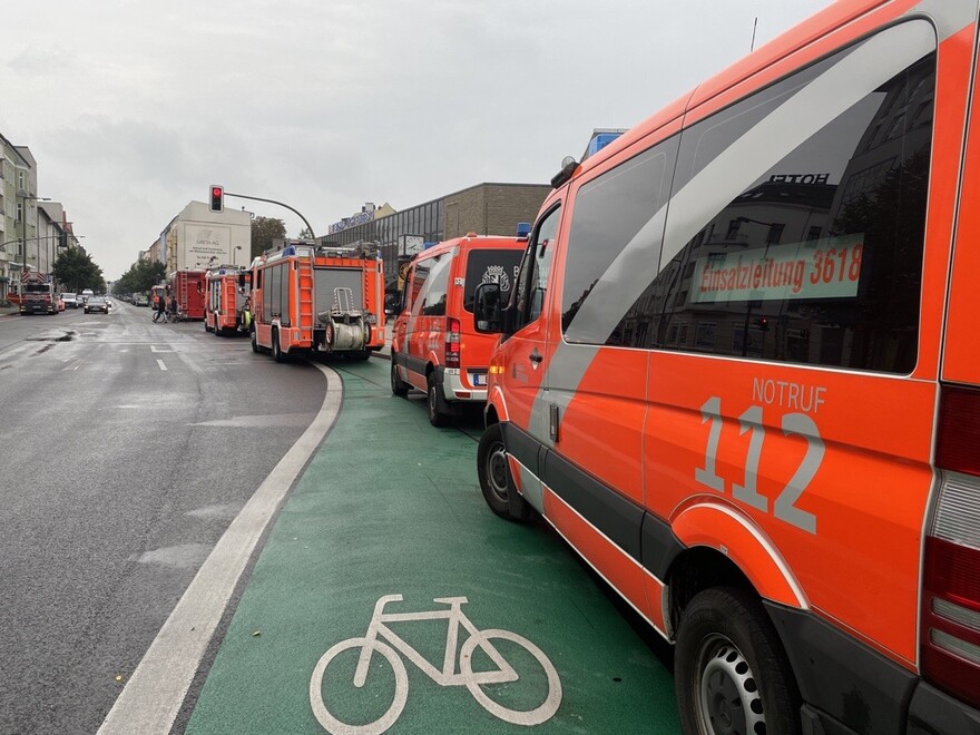 Fahrzeugaufstellung auf der Weitlingstraße vor dem Bahnhof