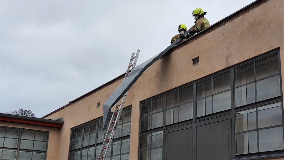 Vom Sturm abgerissenes Dachblech in Prenzlauer Berg