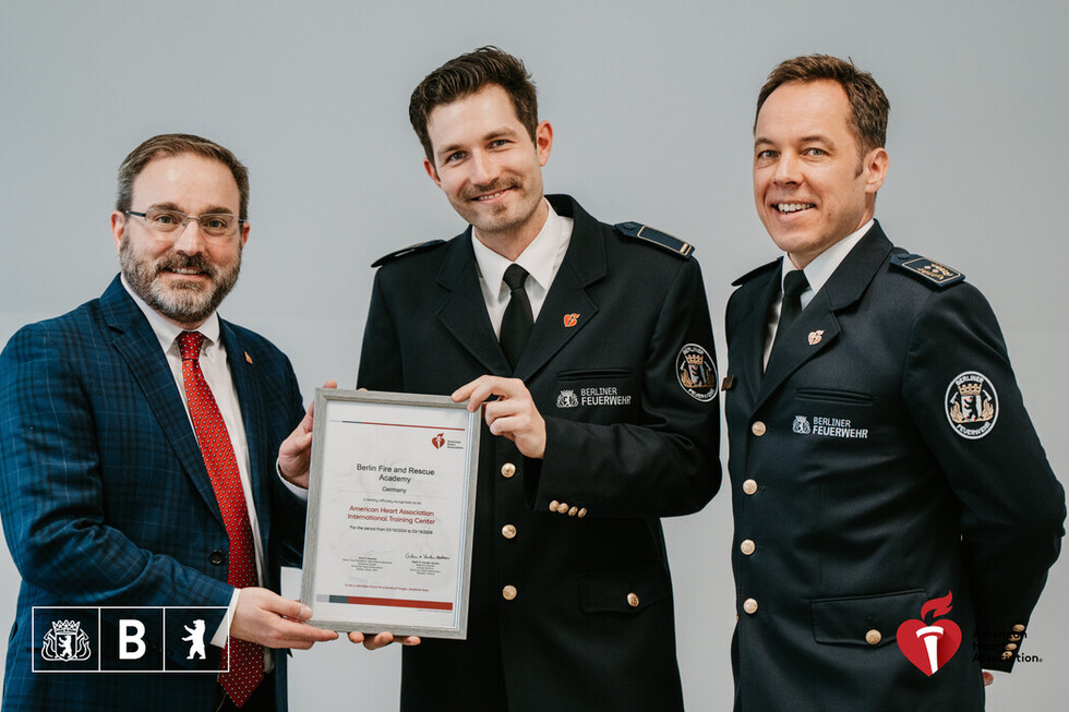 Übergabe des Zertifikats der AHA
