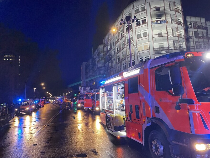 Lösch- und Hilfeleistungsfahrzeug leuchtet die Einsatzstelle aus