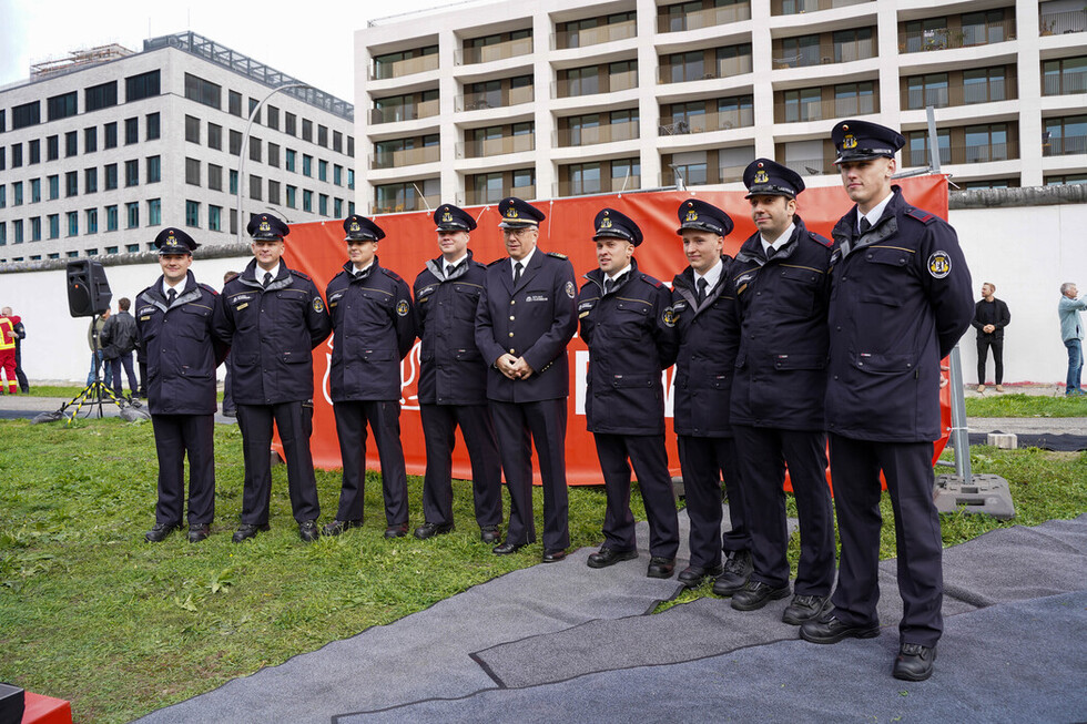 Vereidigte Einsatzkräfte mit dem Landesbranddirektor