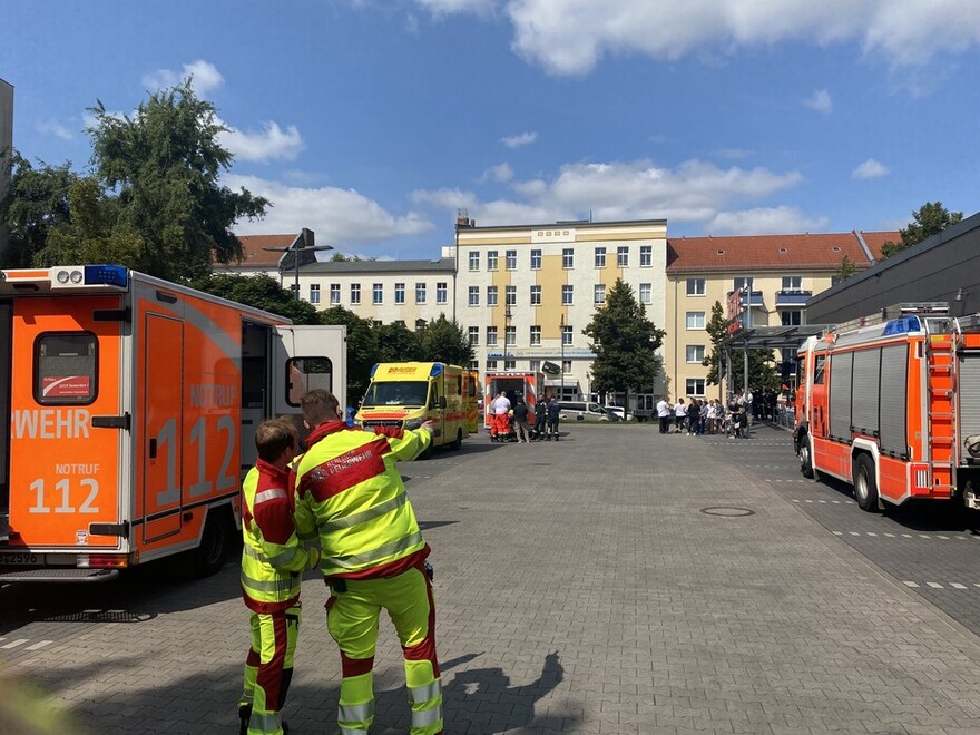 Rettungskräfte auf dem Parkplatz des Supermarktes.