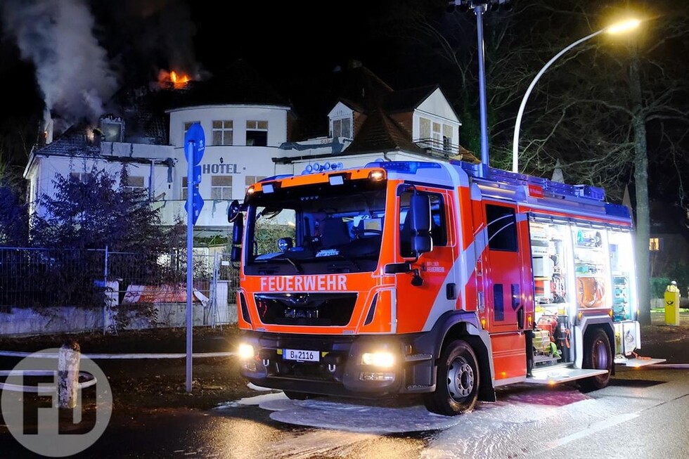 Löschfahrzeug vor dem Brennenden Dach