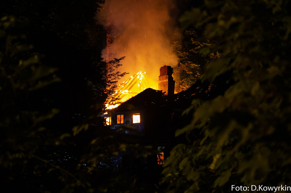 Flammen schlagen aus dem Dachstuhl