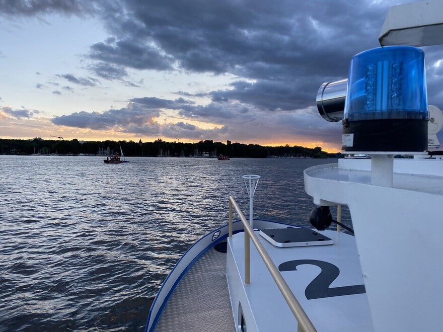 Polizeiboot der Wasserschutzpolizei sichert den Schleppvorgang ab