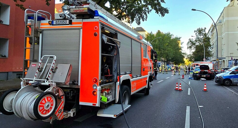 LHF der Lehrfeuerwache stellt an der Einsatzstelle den Brandschutz sicher.