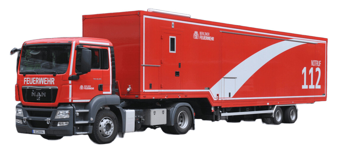Roter Sattelzug mit Auflieger