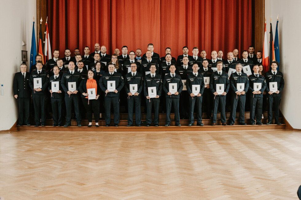 Gruppenbild aller beförderten und ernannten Mitarbeitenden 