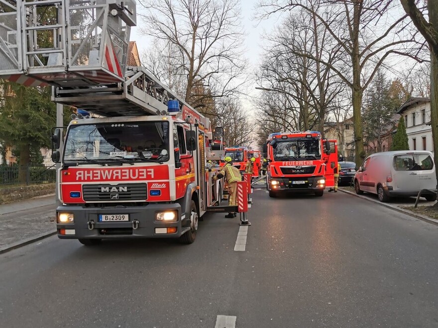 Drehleiter in Anleiterbereitschaft vor dem betroffenen Gebäude