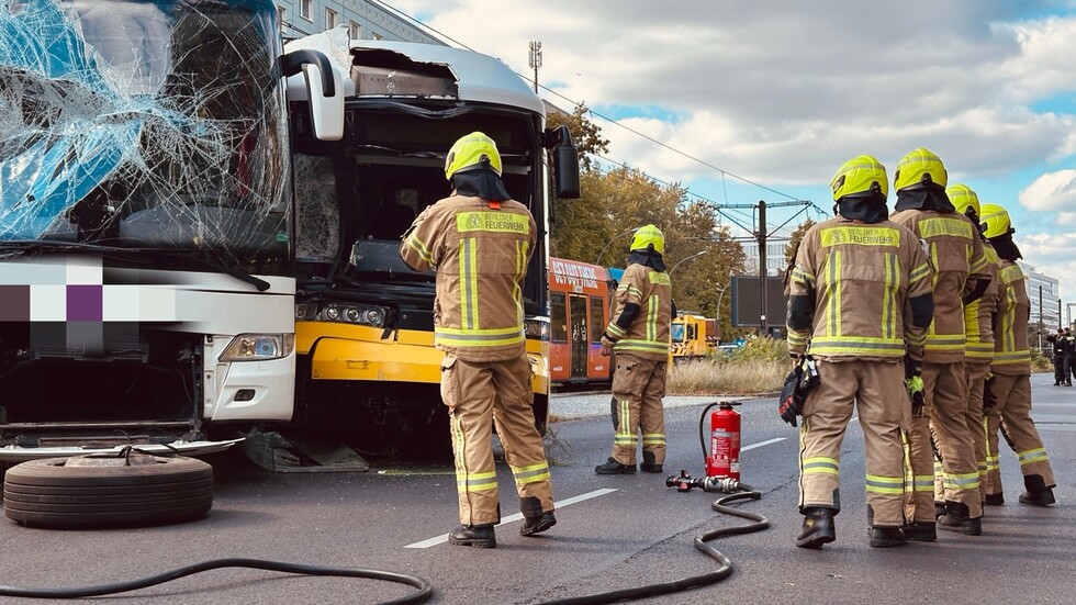 Einsatzkräfte vor den verunfallten Fahrzeugen