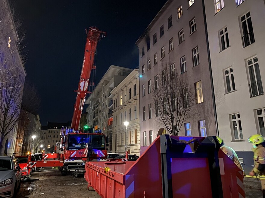 Feuerwehrkran und Mulde einsatzbereit