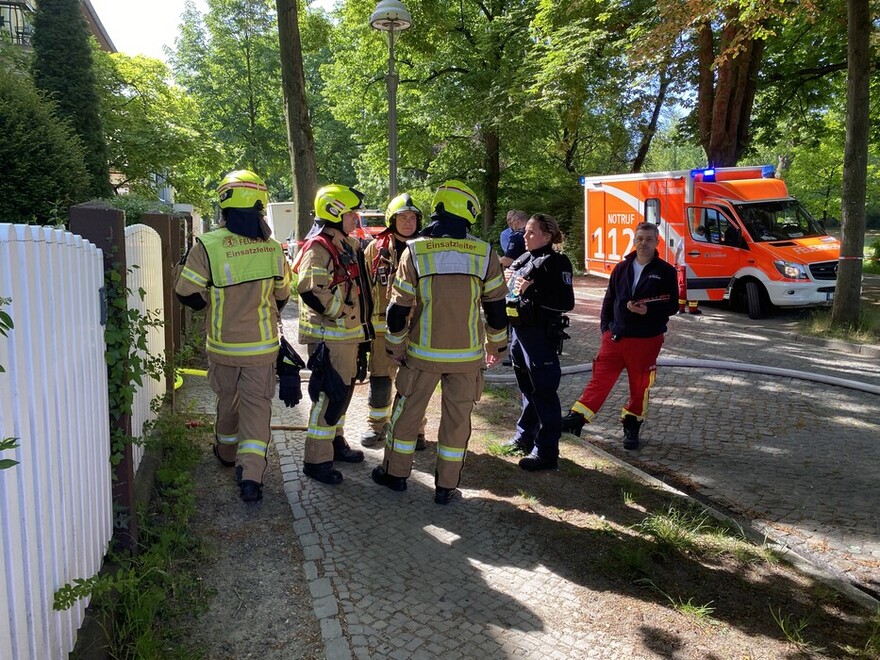 Einsatzkräfte besprechen sich