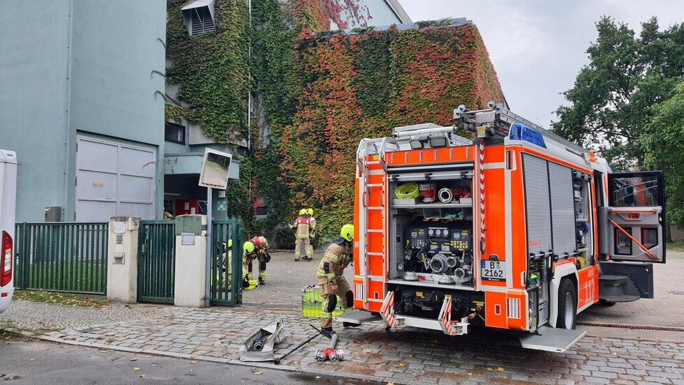 LHF an der Einsatzstelle vor dem Umspannwerk