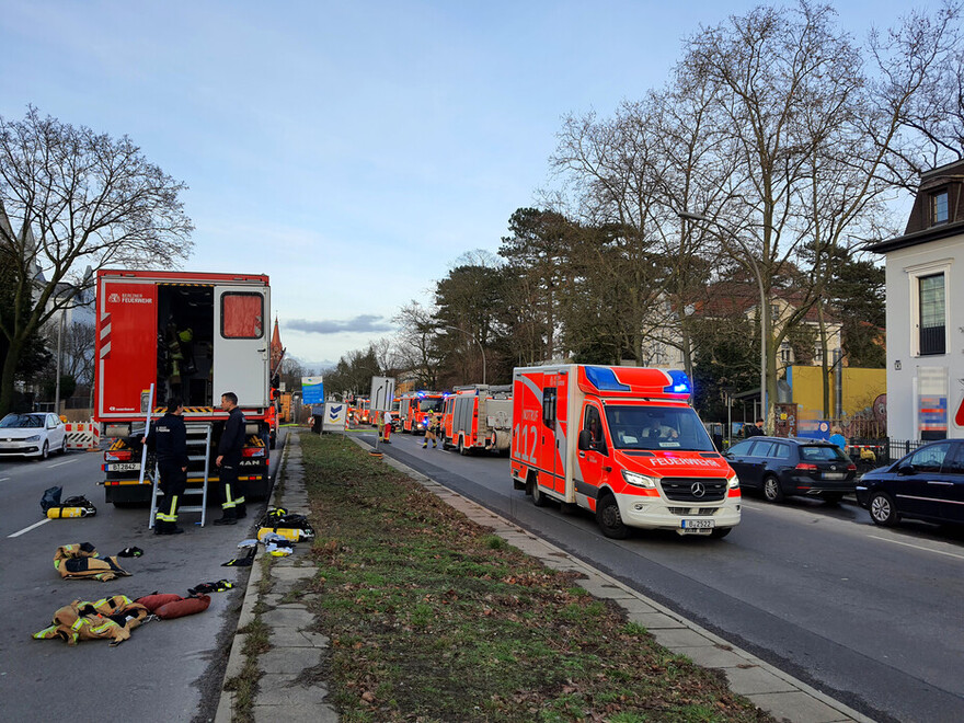 Einsatzfahrzeuge auf dem Hindenburgdamm.