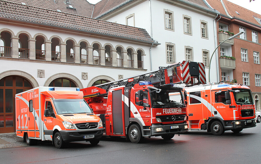 Fahrzeuge vor der Feuerwache